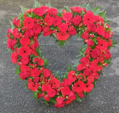 heart, love, roses, lover, true love, husband, wife, red, male, female, funeral, tribute, wreath, flowers, florist, delivery, harold wood, romford, havering
