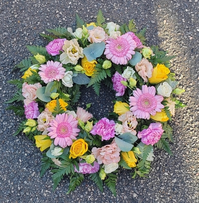 wreath, circle, pink, pastels, yellow, oasis, funeral, tribute, flowers, harold wood, romford, brentwood, dagenham, florist, delivery