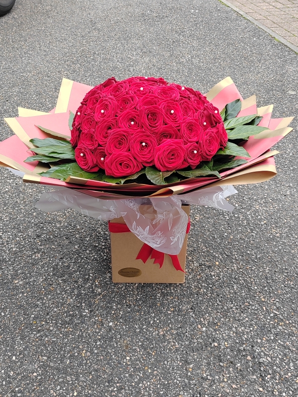 valentines, valentines day, anniversary, birthday, love, dome, roses, 6, 12, 18, 24, red, standard,budget, flowers, florist, harold wood, romford, havering, delivery