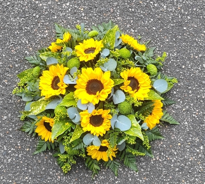 sunflower, posy, funeral, flowers. tribute, wreath, oasis, sun, helianthus, harold wood, romford, havering,brentwood,dagenham, delivery