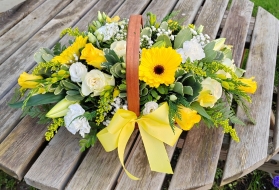 basket, springtime, flowers, oasis, birthday, anniversary, yellow, white, gift, tribute, florist, flowers, harold wood, romford, havering, delivery