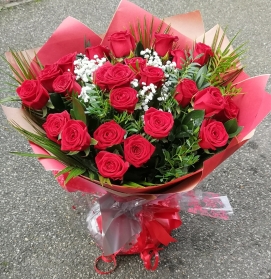 red roses vase valentines gift bouquet love February 14th luxury flowers florist romford harold wood