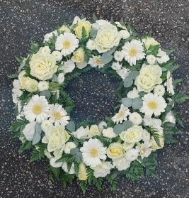 white, wreath, tribute, funeral, flowers, oasis, florist, harold wood, romford, brentwood, dagenham, delivery